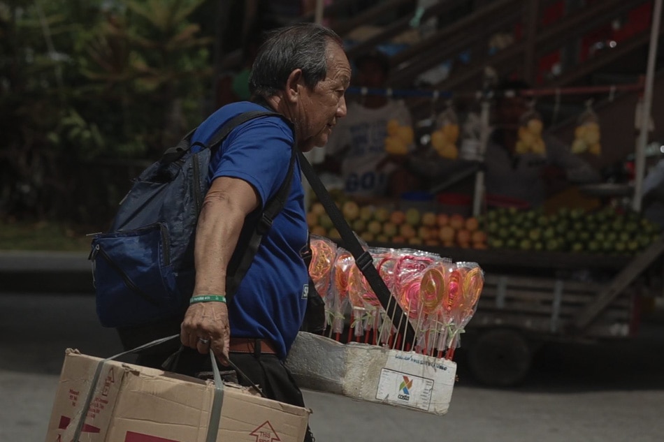 VIRAL: Pampanga&#39;s &#39;Lolo Pops&#39; spreads happiness, one candy at a time 5