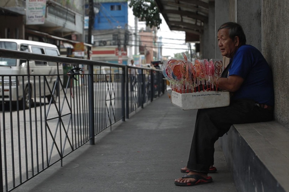 VIRAL: Pampanga&#39;s &#39;Lolo Pops&#39; spreads happiness, one candy at a time 6