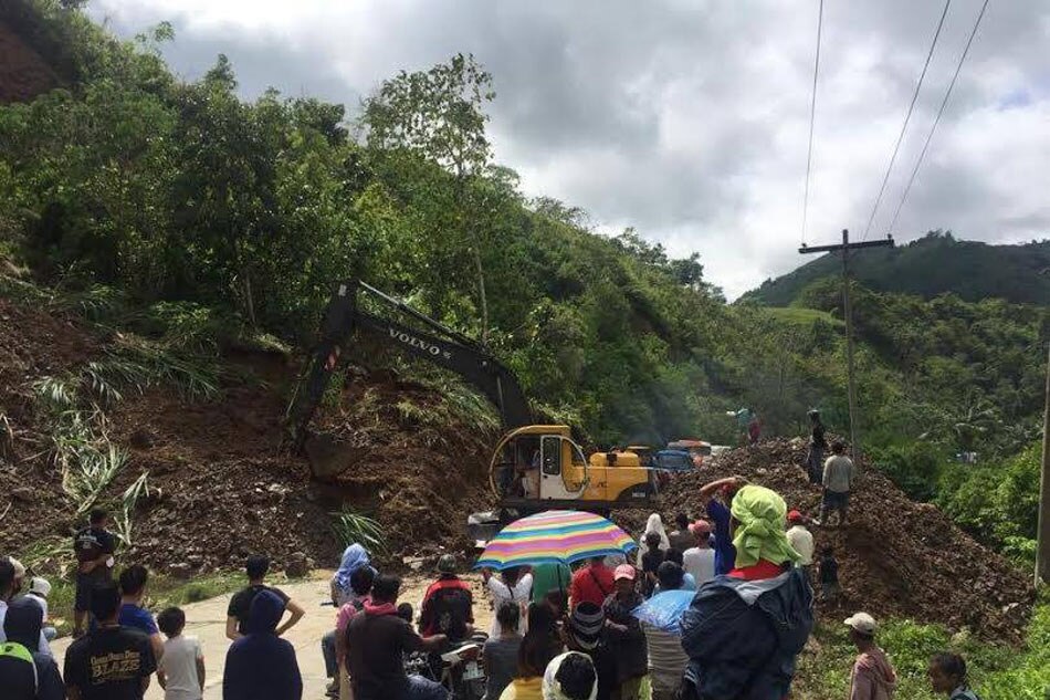 LOOK: 5-meter landslide blocks traffic in Bukidnon | ABS-CBN News