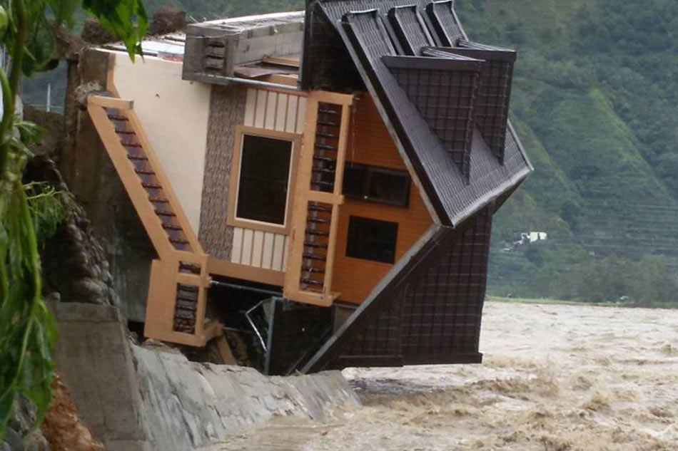 8 dead, 2 missing after &#39;Lawin&#39; smashes northern Luzon 1