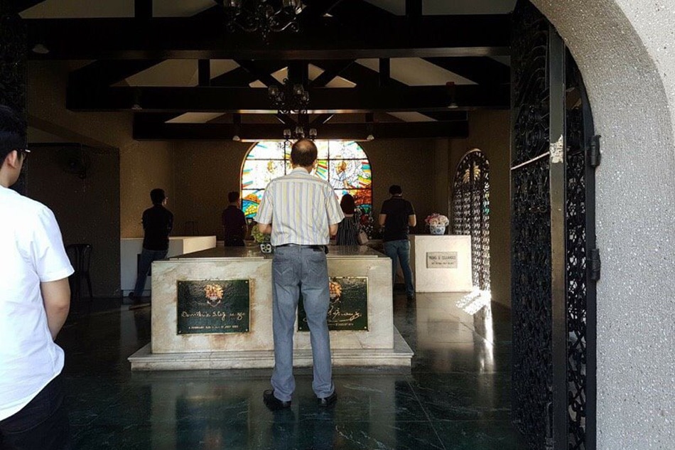 LOOK: Noynoy visits tombs of parents Cory, Ninoy | ABS-CBN ...