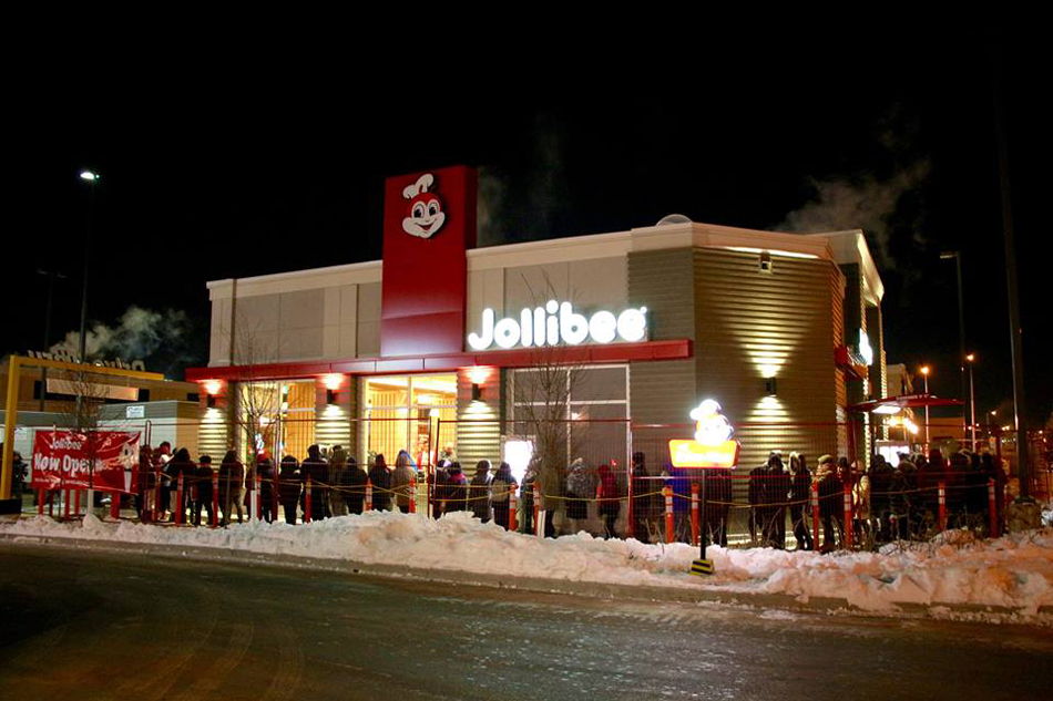 LOOK: Long line of customers warms winter opening of Jollibee in Canada ...