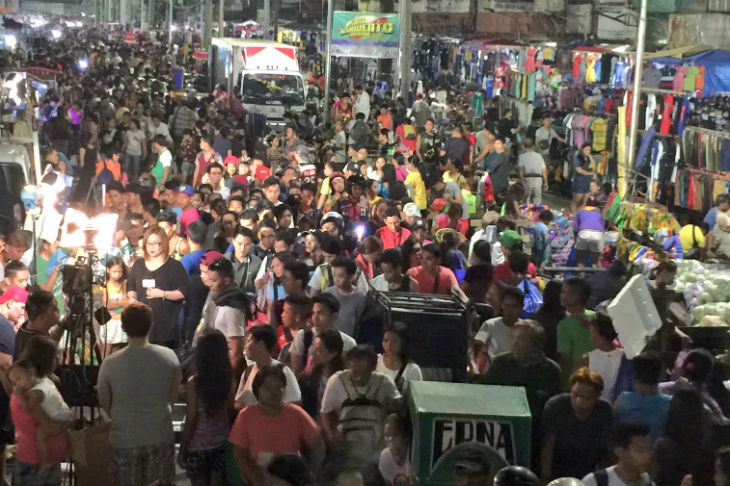 Look Shoppers Shoulder To Shoulder In Divisoria For Christmas Rush