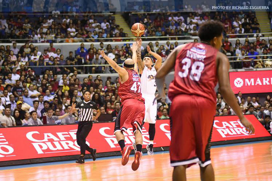 Alapag breaks Caidic&#39;s three-point record 1