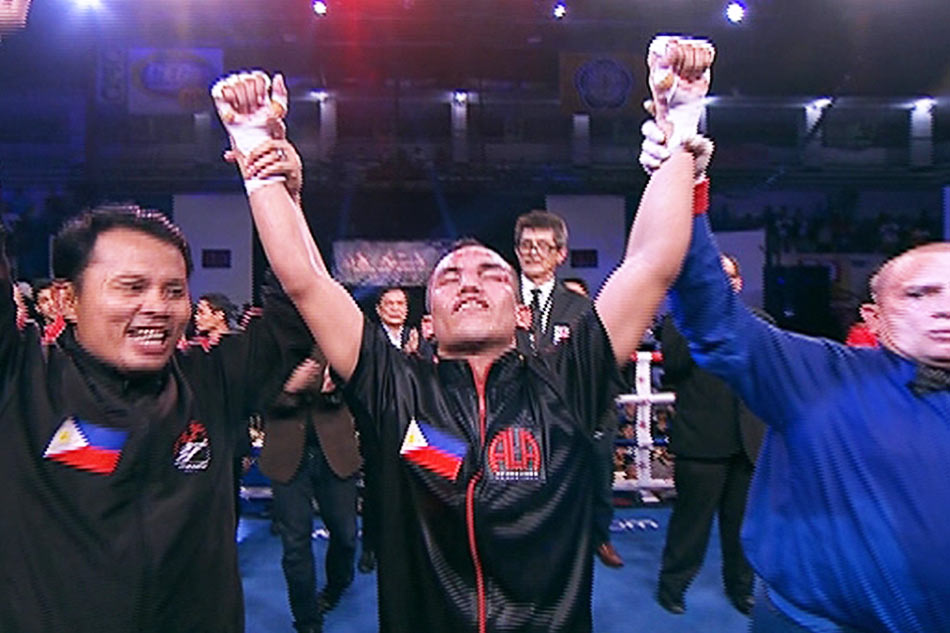 Milan Melindo outpoints Thai fighter to win interim IBF crown 1