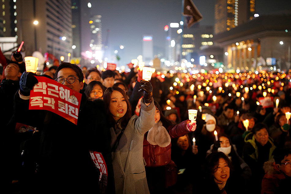 South Koreans rally to demand 'Park-free' 2017 | ABS-CBN News